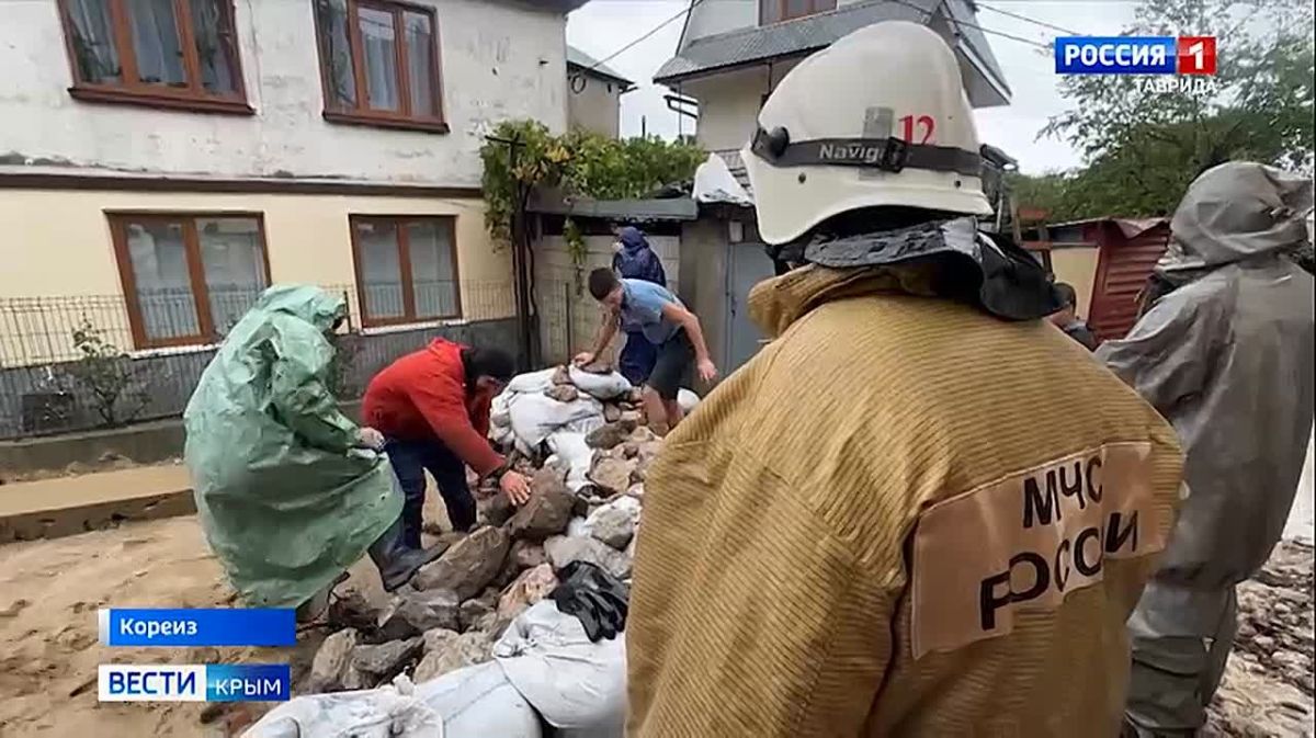 Более 160 человек устраняют последствия шторма в Крыму