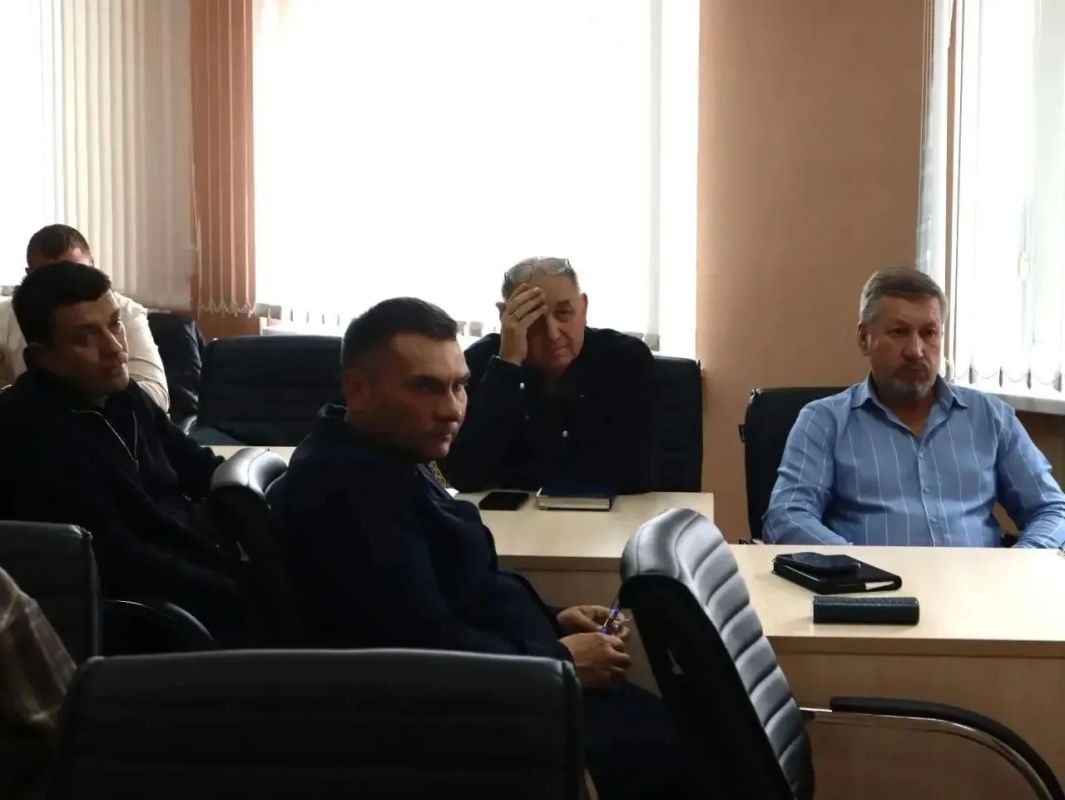 Первый заместитель главы администрации Джанкойского района Анна Трушина провела аппаратное совещание с представителями ресурсоснабжающих организаций и управляющих компаний района Первый заместитель главы администрации Джанкойского района Анна Трушина провела аппаратное совещание с представителями ресурсоснабжающих организаций и управляющих компаний района
