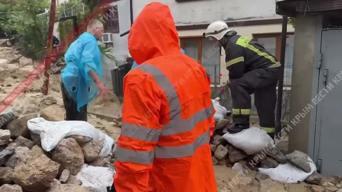 Сотрудники МЧС и местные жители продолжают бороться со стихией в Кореизе