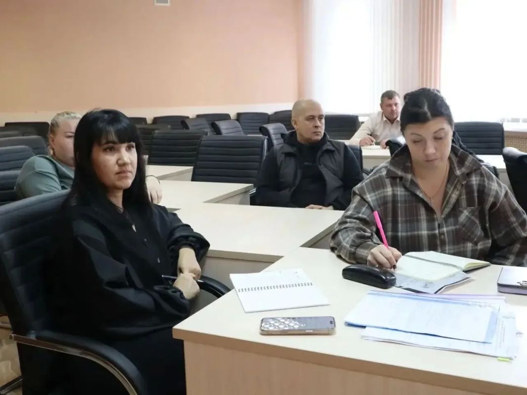 Первый заместитель главы администрации Джанкойского района Анна Трушина провела аппаратное совещание с представителями ресурсоснабжающих организаций и управляющих компаний района Первый заместитель главы администрации Джанкойского района Анна Трушина провела аппаратное совещание с представителями ресурсоснабжающих организаций и управляющих компаний района