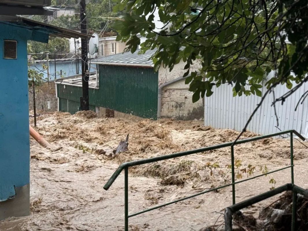 В крымском Кореизе ребёнка чуть не унесло водой во время паводка В крымском Кореизе ребёнка чуть не унесло водой во время паводка