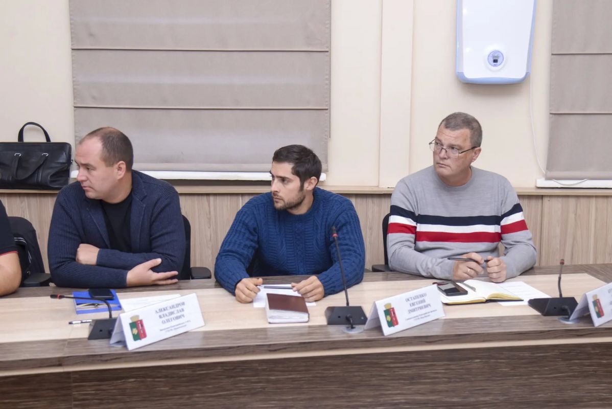 Виталий Оганесян: Рабочую неделю начали с аппаратного совещания Виталий Оганесян: Рабочую неделю начали с аппаратного совещания