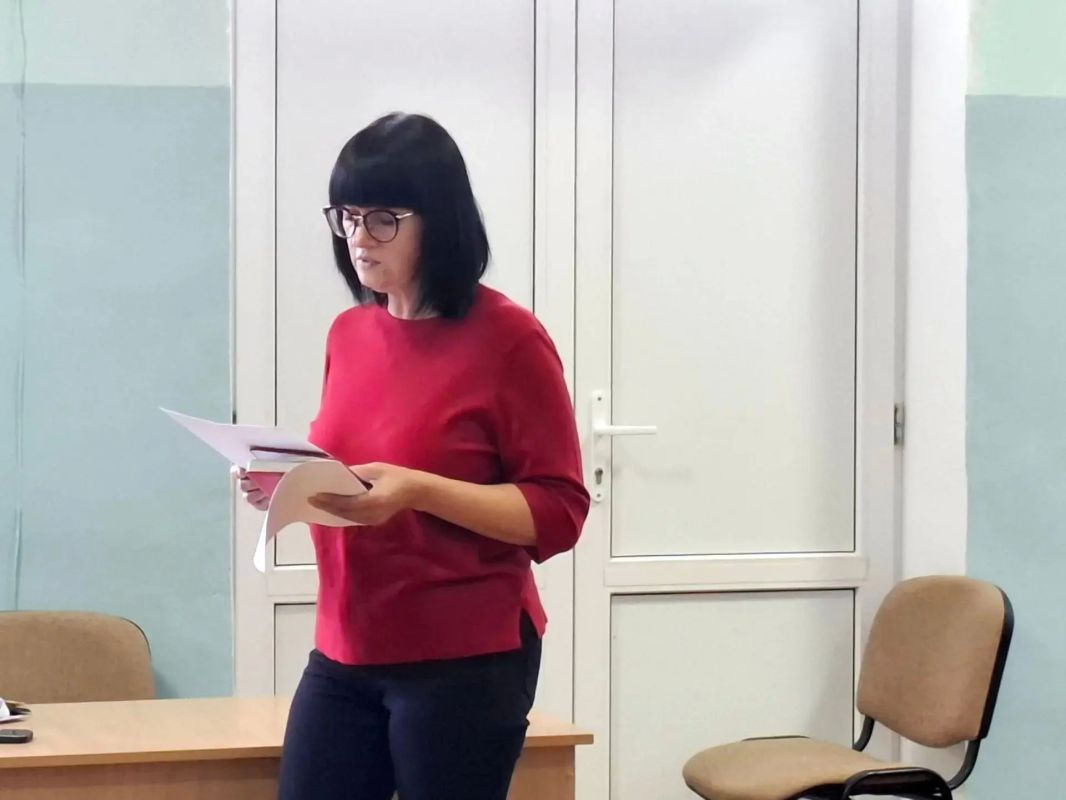 Глава администрации Советского района Александр Харламов провел аппаратное совещание по социально значимым вопросам района с участием председателя Советского районного совета Виктории Грицай, прокурора Советского района... Глава администрации Советского района Александр Харламов провел аппаратное совещание по социально значимым вопросам района с участием председателя Советского районного совета Виктории Грицай, прокурора Советского района...