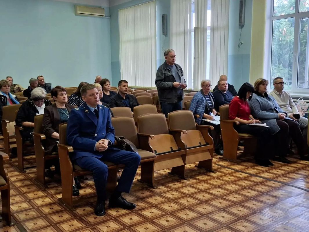Глава администрации Советского района Александр Харламов провел аппаратное совещание по социально значимым вопросам района с участием председателя Советского районного совета Виктории Грицай, прокурора Советского района... Глава администрации Советского района Александр Харламов провел аппаратное совещание по социально значимым вопросам района с участием председателя Советского районного совета Виктории Грицай, прокурора Советского района...