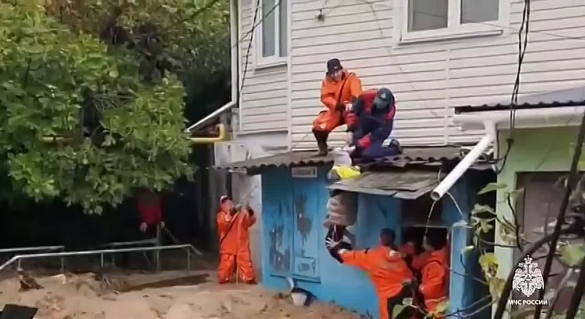 «Здесь ребёнок!»: в Крыму девочку спасли от бушующего потока