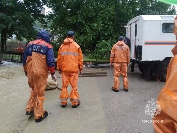 В посёлке Кореиз произошло подтопление подвала частного дома из-за интенсивного потока с гор
