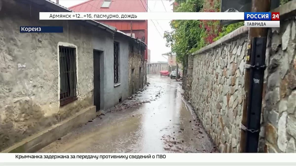 В Крыму спасатели ликвидируют последствия непогоды
