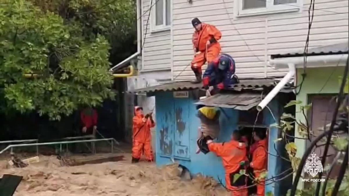 Спасатели вытащили ребёнка из мощного потока воды в крымском посёлке Кореиз