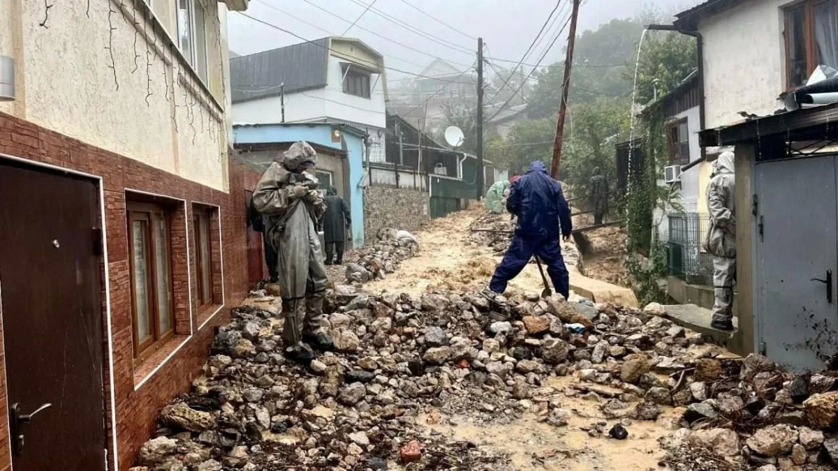 В крымском Кореизе ребёнка чуть не унесло водой во время паводка В крымском Кореизе ребёнка чуть не унесло водой во время паводка