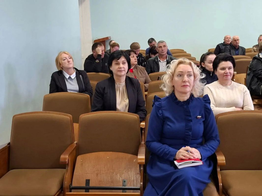 Глава администрации Советского района Александр Харламов провел аппаратное совещание по социально значимым вопросам района с участием председателя Советского районного совета Виктории Грицай, прокурора Советского района... Глава администрации Советского района Александр Харламов провел аппаратное совещание по социально значимым вопросам района с участием председателя Советского районного совета Виктории Грицай, прокурора Советского района...