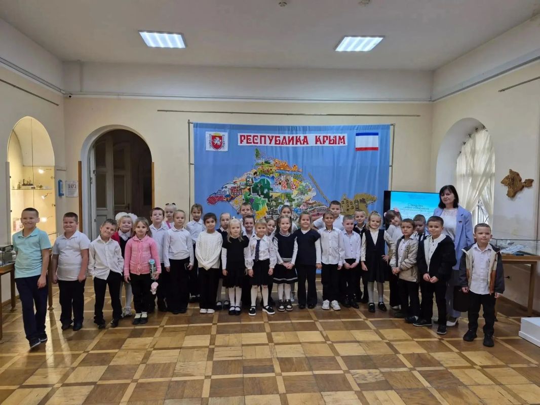 В рамках Года единства народов России для учащихся СОШ № 28 им. С. К. Беспалова в Крымском этнографическом музее состоялось культурно-образовательное мероприятие «Крым — наш общий дом» В рамках Года единства народов России для учащихся СОШ № 28 им. С. К. Беспалова в Крымском этнографическом музее состоялось культурно-образовательное мероприятие «Крым — наш общий дом»