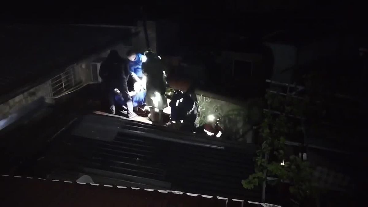 Спасатели через крышу эвакуировали пенсионера в Крыму — спасению мешали наводнения в регионе