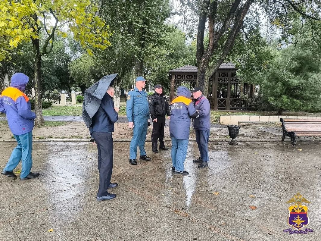 В Евпатории транспортные полицейские и сотрудники ГИМС предупредили граждан об опасности на воде в штормовую погоду В Евпатории транспортные полицейские и сотрудники ГИМС предупредили граждан об опасности на воде в штормовую погоду