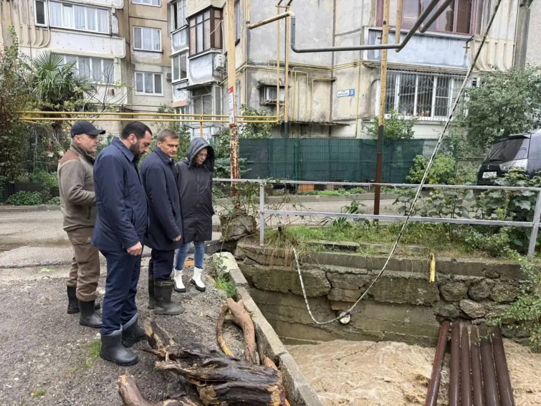 Альберт Куршутов: Сегодня выехал в Ялту, где с начала действия штормового предупреждения выпало 509 мм осадков — это исторический максимум Альберт Куршутов: Сегодня выехал в Ялту, где с начала действия штормового предупреждения выпало 509 мм осадков — это исторический максимум