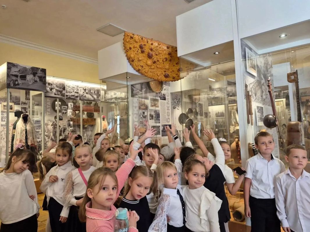 В рамках Года единства народов России для учащихся СОШ № 28 им. С. К. Беспалова в Крымском этнографическом музее состоялось культурно-образовательное мероприятие «Крым — наш общий дом» В рамках Года единства народов России для учащихся СОШ № 28 им. С. К. Беспалова в Крымском этнографическом музее состоялось культурно-образовательное мероприятие «Крым — наш общий дом»