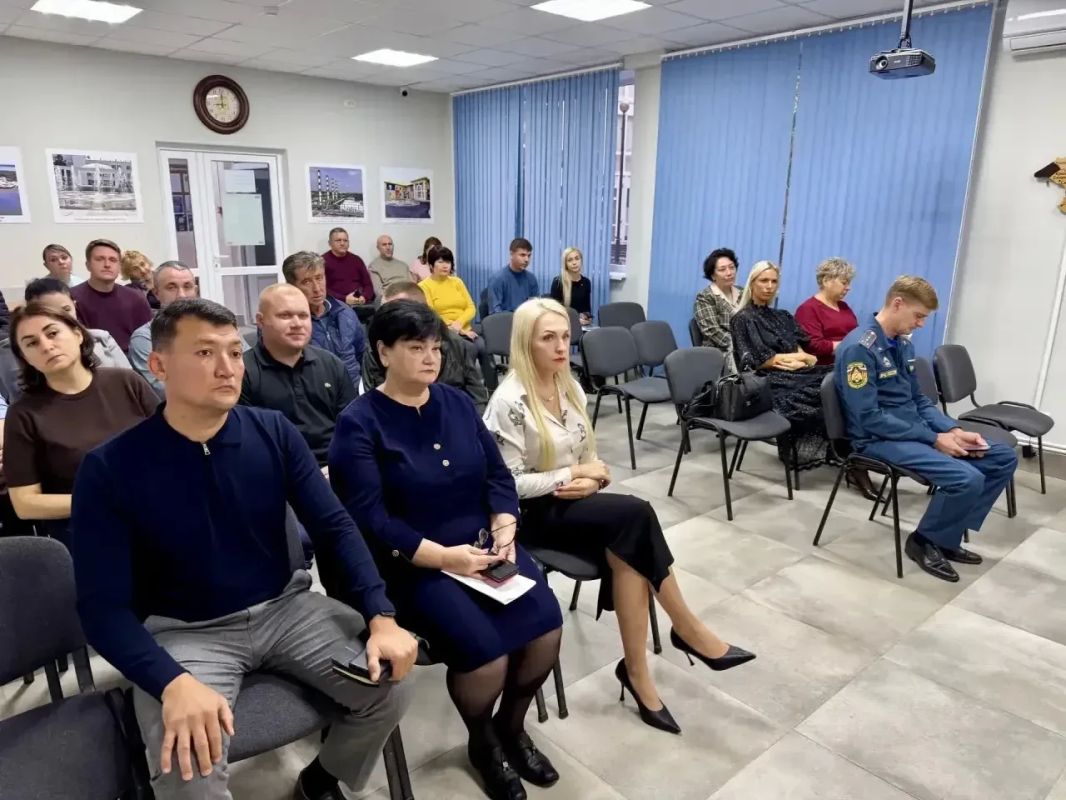 Рабочую неделю традиционно начали с аппаратного совещания Рабочую неделю традиционно начали с аппаратного совещания