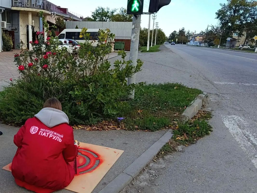 В Крымском районе транспортные полицейские напомнили пешеходам о правилах безопасности В Крымском районе транспортные полицейские напомнили пешеходам о правилах безопасности
