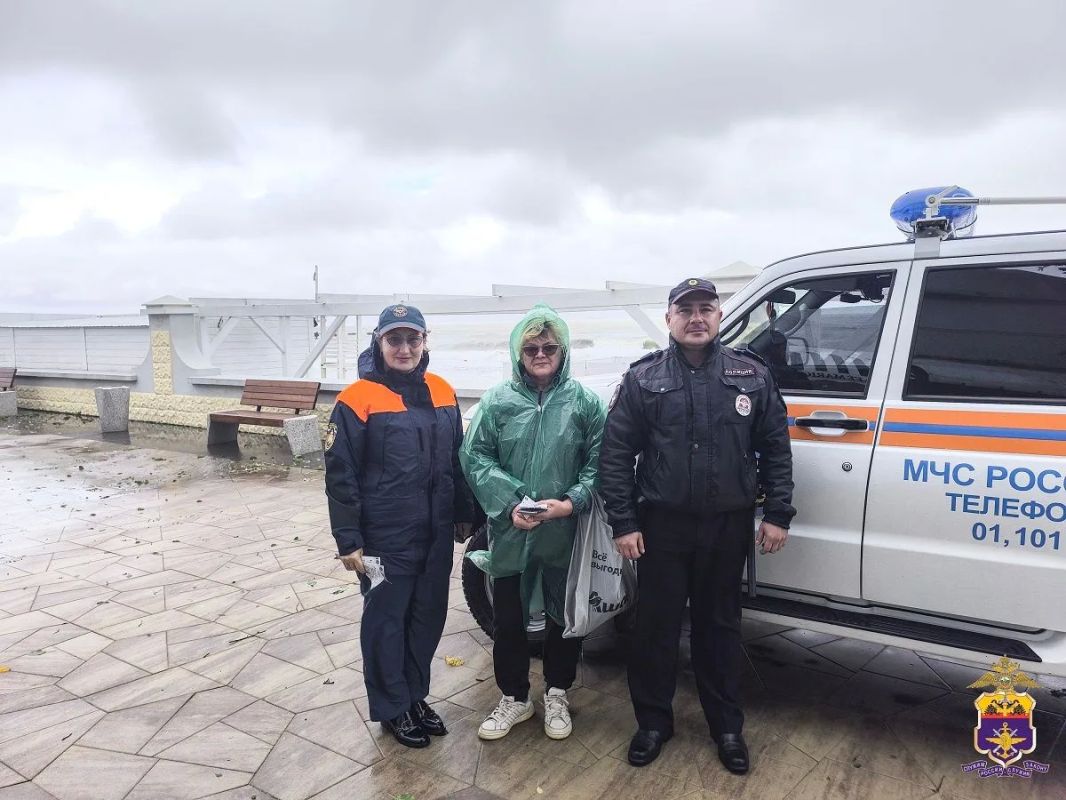 В Евпатории транспортные полицейские и сотрудники ГИМС предупредили граждан об опасности на воде в штормовую погоду В Евпатории транспортные полицейские и сотрудники ГИМС предупредили граждан об опасности на воде в штормовую погоду