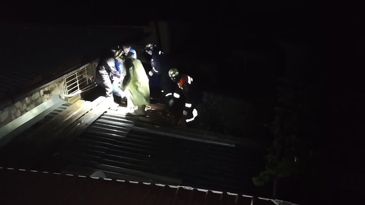 Ночью в пгт Кореиз сотрудники скорой помощи сообщили спасателям о том, что на ул. Родниковая в одном из домовладений у пожилого мужчины ухудшилось самочувствие, медработники не могут попасть к нему из-за подтопления улицы