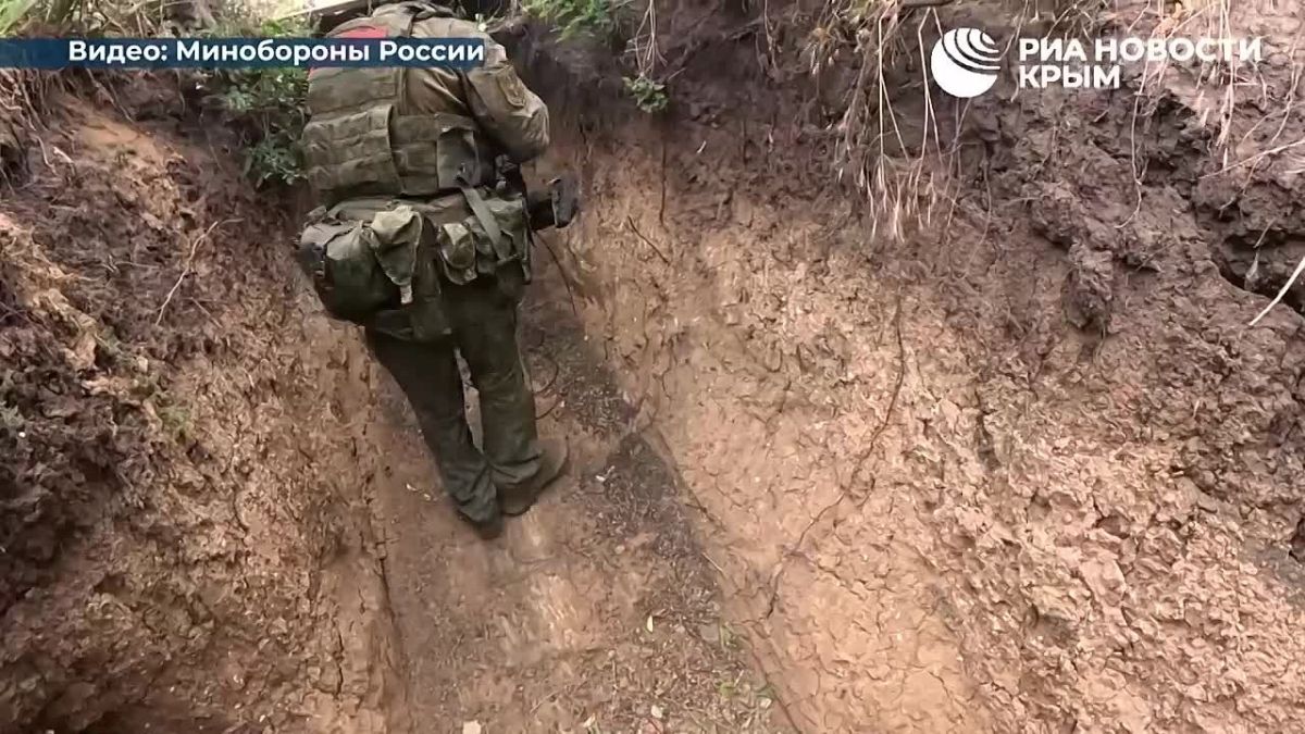 Несмотря на постоянный риск: Минобороны РФ публикует кадры работы военных связистов