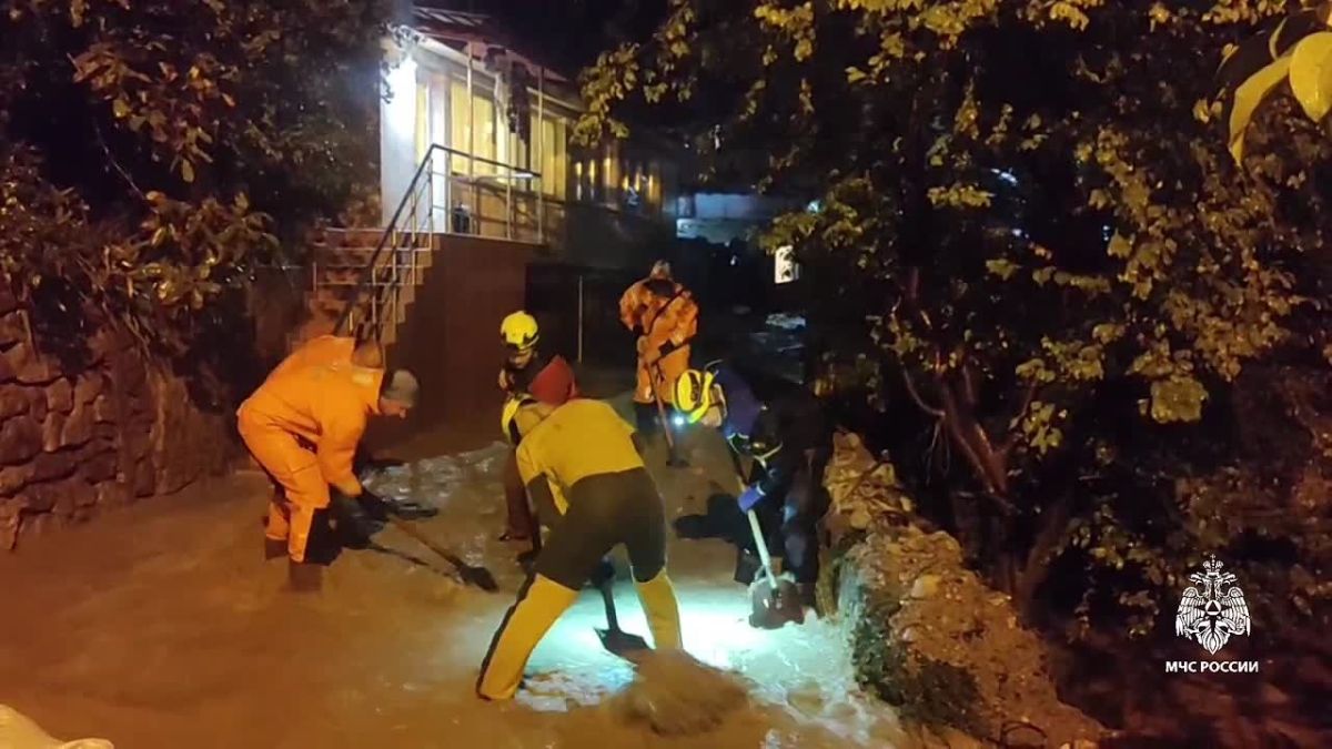 В Крыму продолжают бороться с последствиями непогоды