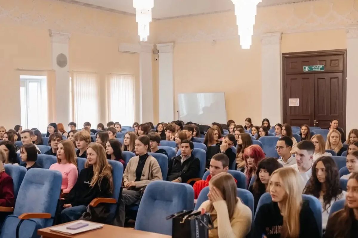 Разговор с молодёжью. В Крымском филиале Университета правосудия имени В. М. Лебедева состоялась встреча Председателя Государственного комитета молодёжной политики Республики Крым со студентами, посвящённая развитию... Разговор с молодёжью. В Крымском филиале Университета правосудия имени В. М. Лебедева состоялась встреча Председателя Государственного комитета молодёжной политики Республики Крым со студентами, посвящённая развитию...