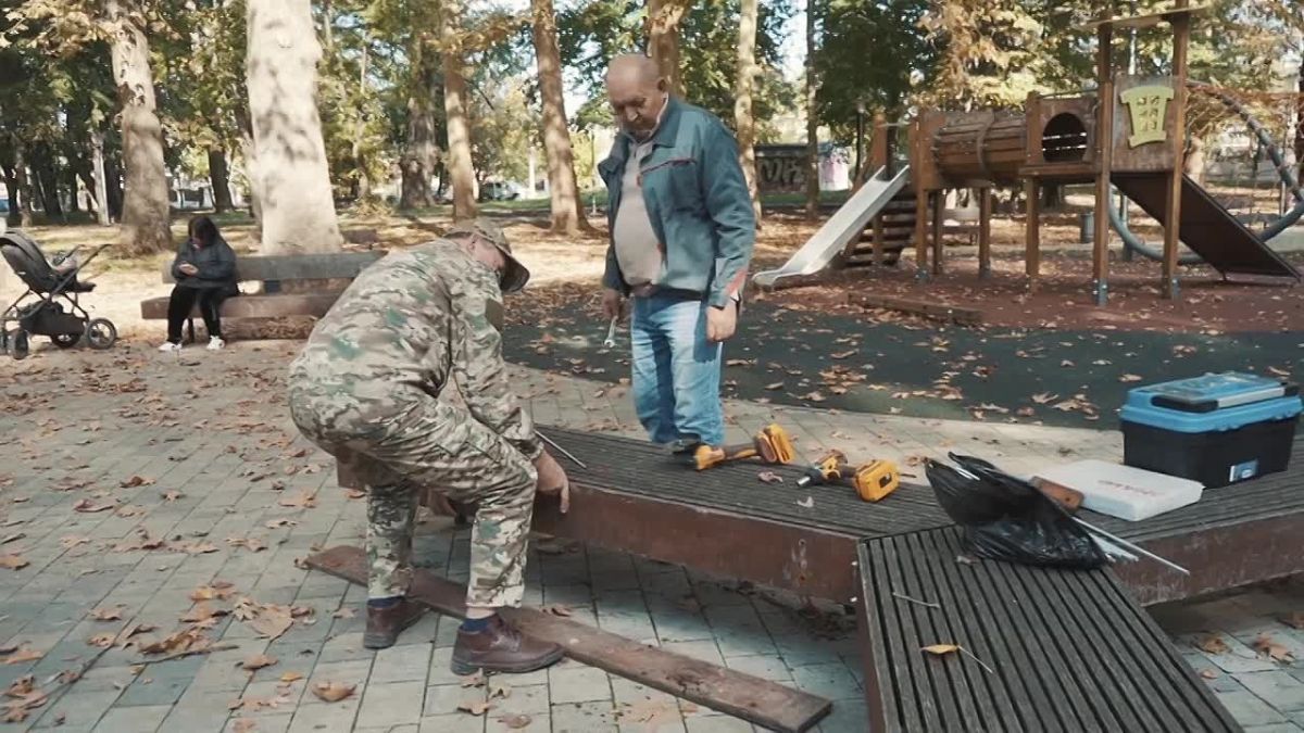 В Симферополе проводят плановый уход и ремонт уличной мебелью в парках и скверах
