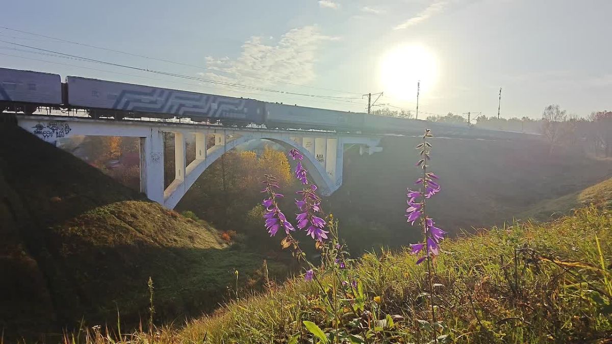Осенняя «Таврия» на мосту через Северку