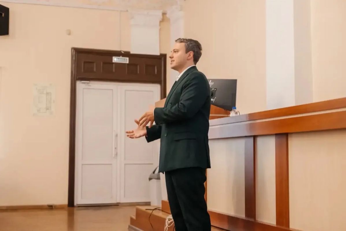 Разговор с молодёжью. В Крымском филиале Университета правосудия имени В. М. Лебедева состоялась встреча Председателя Государственного комитета молодёжной политики Республики Крым со студентами, посвящённая развитию... Разговор с молодёжью. В Крымском филиале Университета правосудия имени В. М. Лебедева состоялась встреча Председателя Государственного комитета молодёжной политики Республики Крым со студентами, посвящённая развитию...