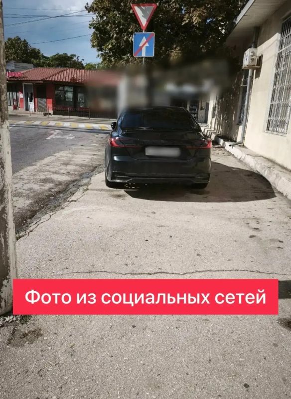 Полицейские Евпатории оперативно реагируют на сигналы из соцсетей: водители припарковавшие свои автомобили на тротуаре оштрафованы Полицейские Евпатории оперативно реагируют на сигналы из соцсетей: водители припарковавшие свои автомобили на тротуаре оштрафованы