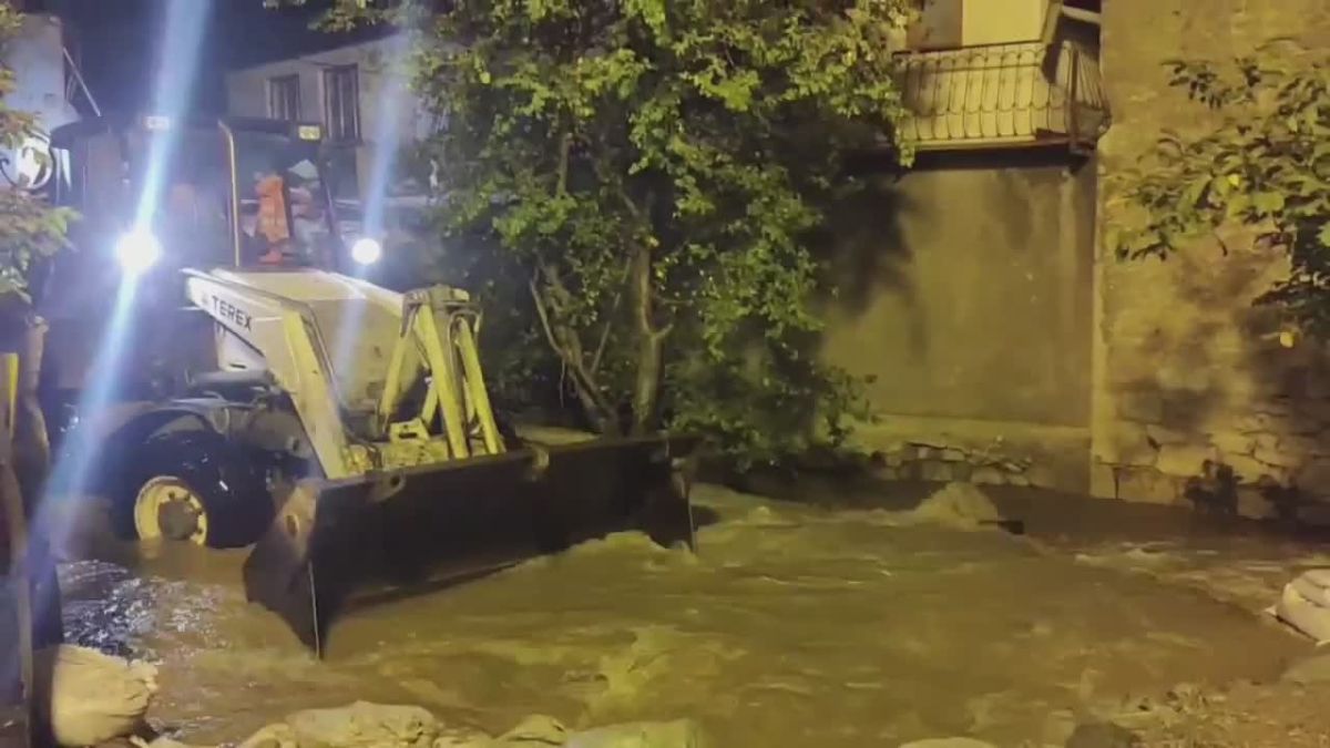 На ЮБК вода продолжает течь с гор - формируются мощные потоки