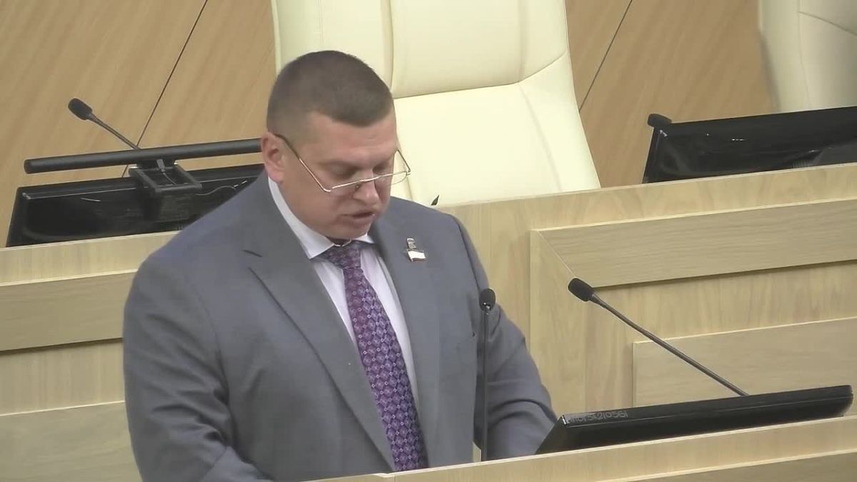 На заседании Государственного Совета Республики Крым министр курортов и туризма РК Сергей Ганзий представил доклад о мерах государственной поддержки туристской индустрии на территории республики в 2026 году