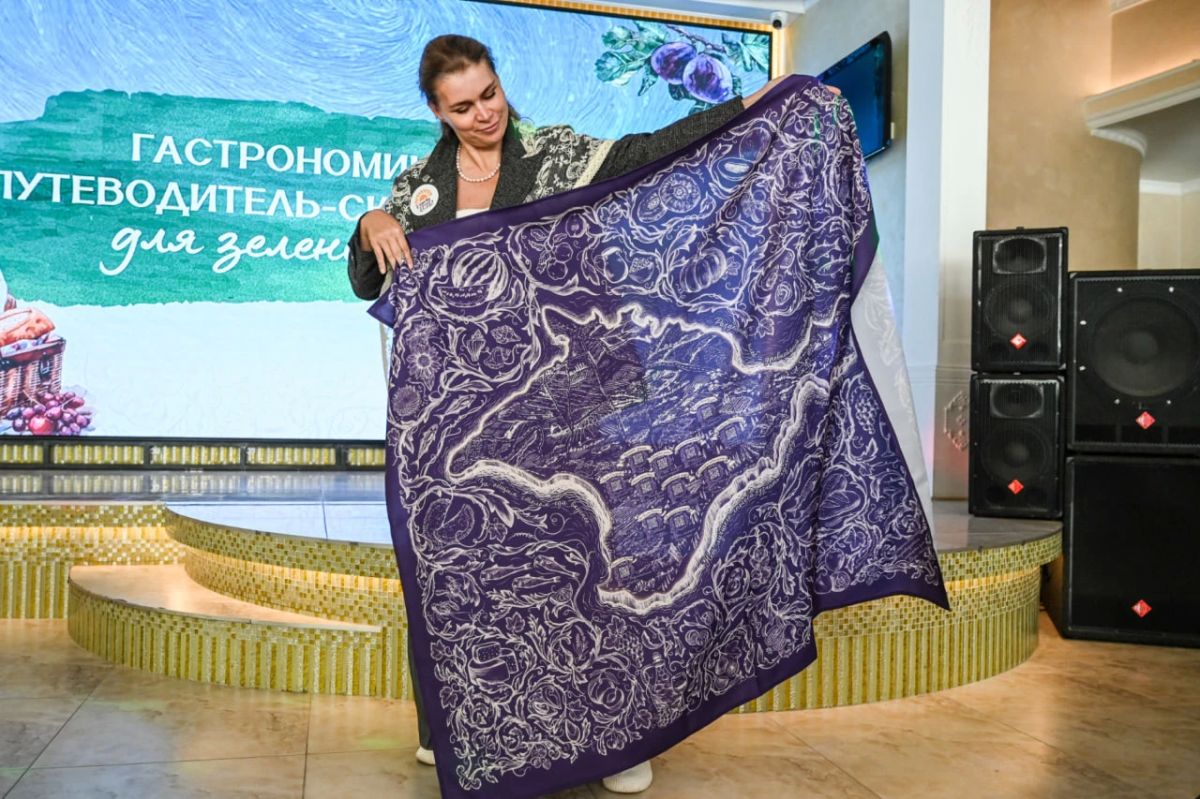 В Крыму представили скатерть-путеводитель с QR-кодом по проекту «В Крыму ЕСТЬ!»