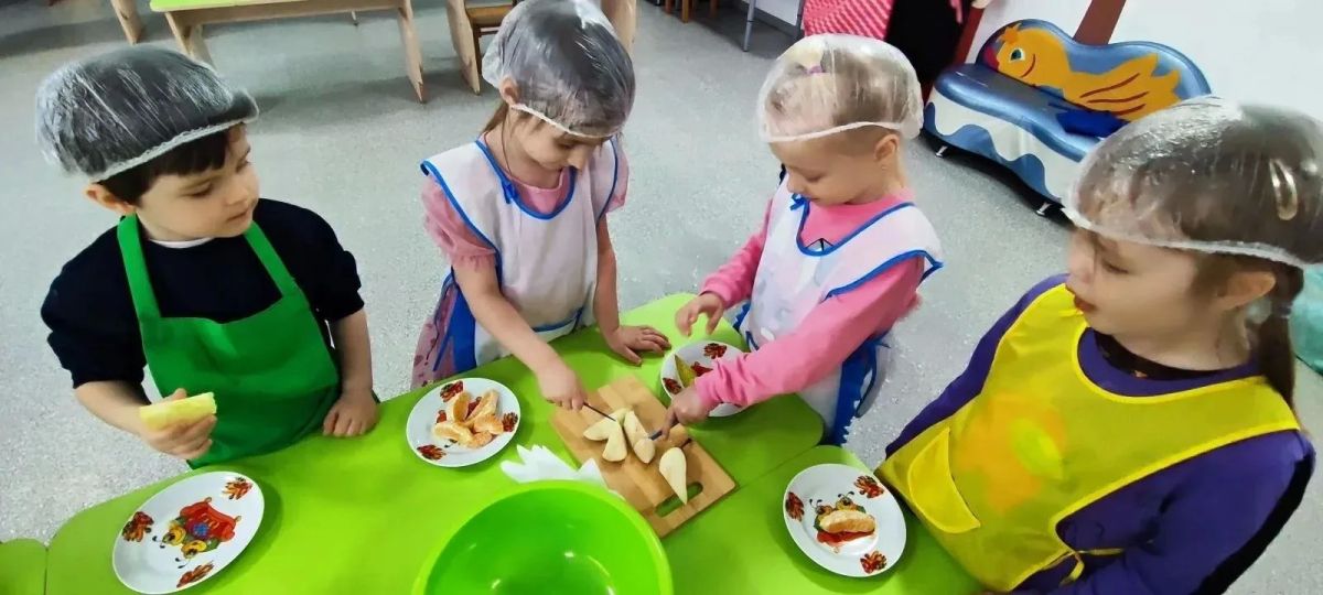С Днём повара мастеров вкусного и полезного поздравили самые младшие воспитанники!