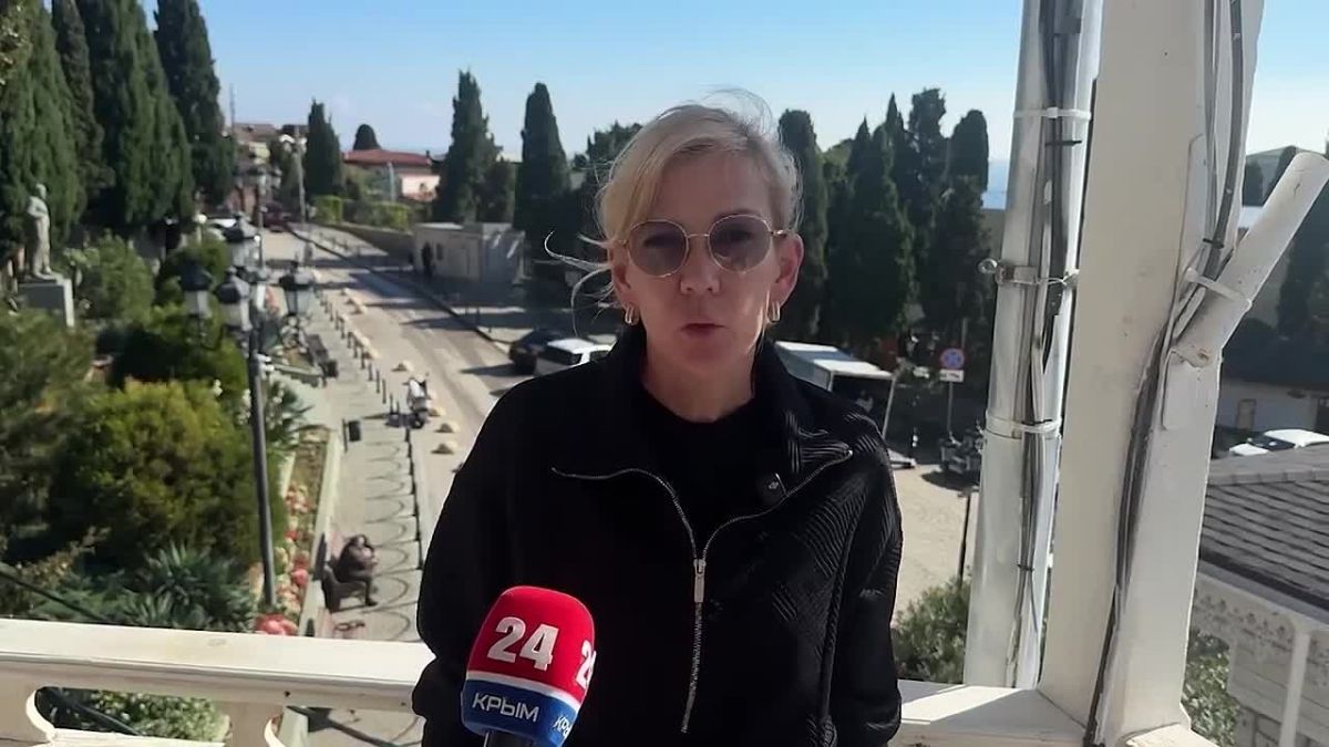 Продолжаю работу в Алупке. После утреннего заседания Штаба вместе с начальником ГУ МЧС России по Республике Крым Аркадием Ожигиным обошли пострадавшие районы города