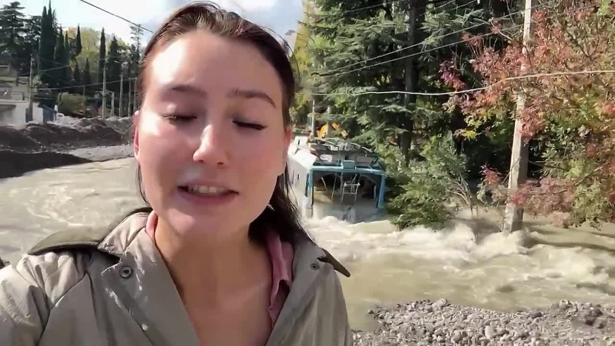 Поток воды в районе троллейбусного парка в Ялте начал спадать. Дома, находящиеся рядом, не пострадали На подтопленном участке удалось стабилизировать ситуацию благодаря искусственной насыпи. Она помогает сдерживать поток...
