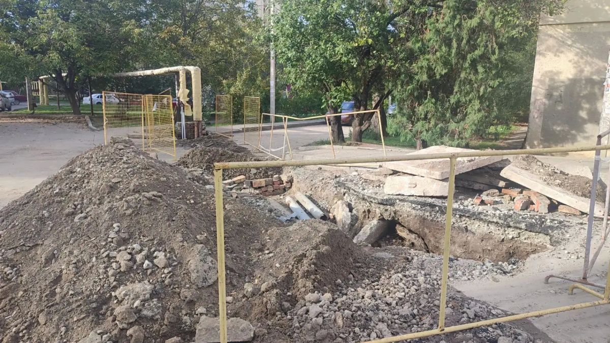 Жители Симферополя озадачены: до старта отопительного сезона в многоквартирных домах остаются считанные дни, а в некоторых районах города до сих пор зияют разрытые и неутепленные участки теплотрасс