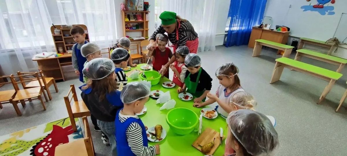 С Днём повара мастеров вкусного и полезного поздравили самые младшие воспитанники! С Днём повара мастеров вкусного и полезного поздравили самые младшие воспитанники!