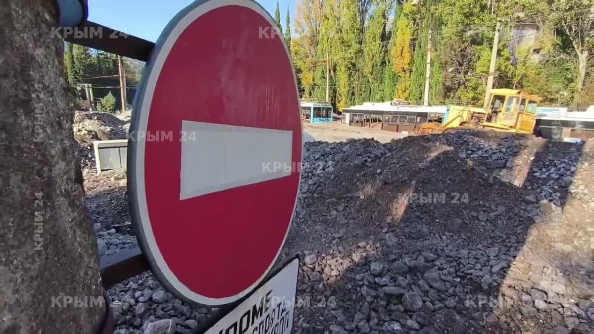 Разбитые троллейбусы и завалы камней — такую картину оставила после себя стихия в троллейбусном парке Ялты