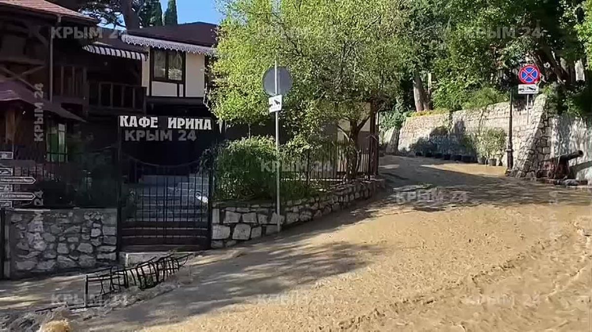 Река вышла из берегов, вода заходит в дома