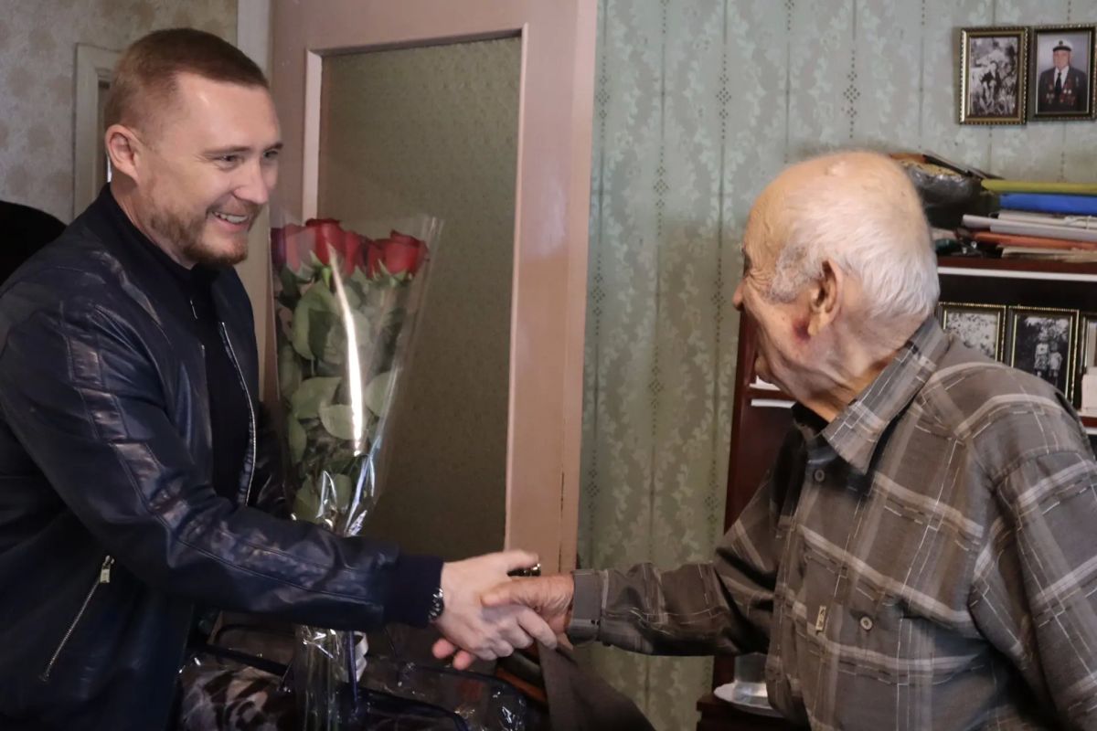 В День памяти и славы крымских партизан и подпольщиков для меня особенно ценно иметь возможность лично сказать слова благодарности и выразить глубокое уважение нашему дорогому Кудусу Юнусову – ветерану Великой Отечественной... В День памяти и славы крымских партизан и подпольщиков для меня особенно ценно иметь возможность лично сказать слова благодарности и выразить глубокое уважение нашему дорогому Кудусу Юнусову – ветерану Великой Отечественной...