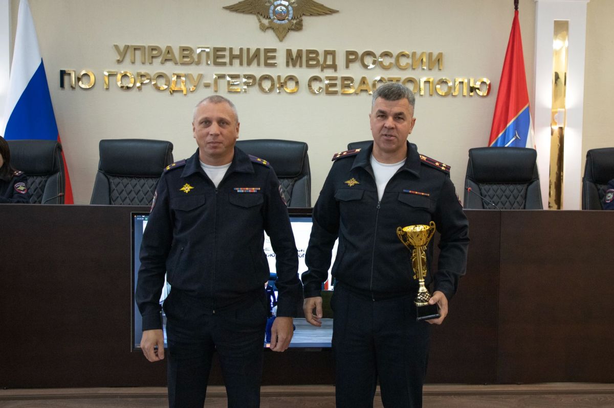 Врио начальника УМВД России по г. Севастополю полковник полиции Владислав Уткин вручил спортивные кубки победителям соревнований по плаванию и служебному биатлону Врио начальника УМВД России по г. Севастополю полковник полиции Владислав Уткин вручил спортивные кубки победителям соревнований по плаванию и служебному биатлону