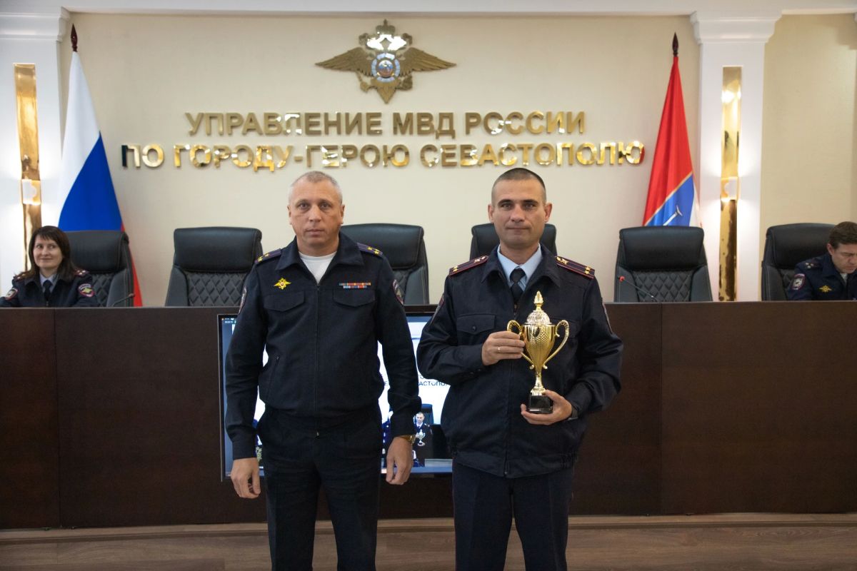 Врио начальника УМВД России по г. Севастополю полковник полиции Владислав Уткин вручил спортивные кубки победителям соревнований по плаванию и служебному биатлону Врио начальника УМВД России по г. Севастополю полковник полиции Владислав Уткин вручил спортивные кубки победителям соревнований по плаванию и служебному биатлону