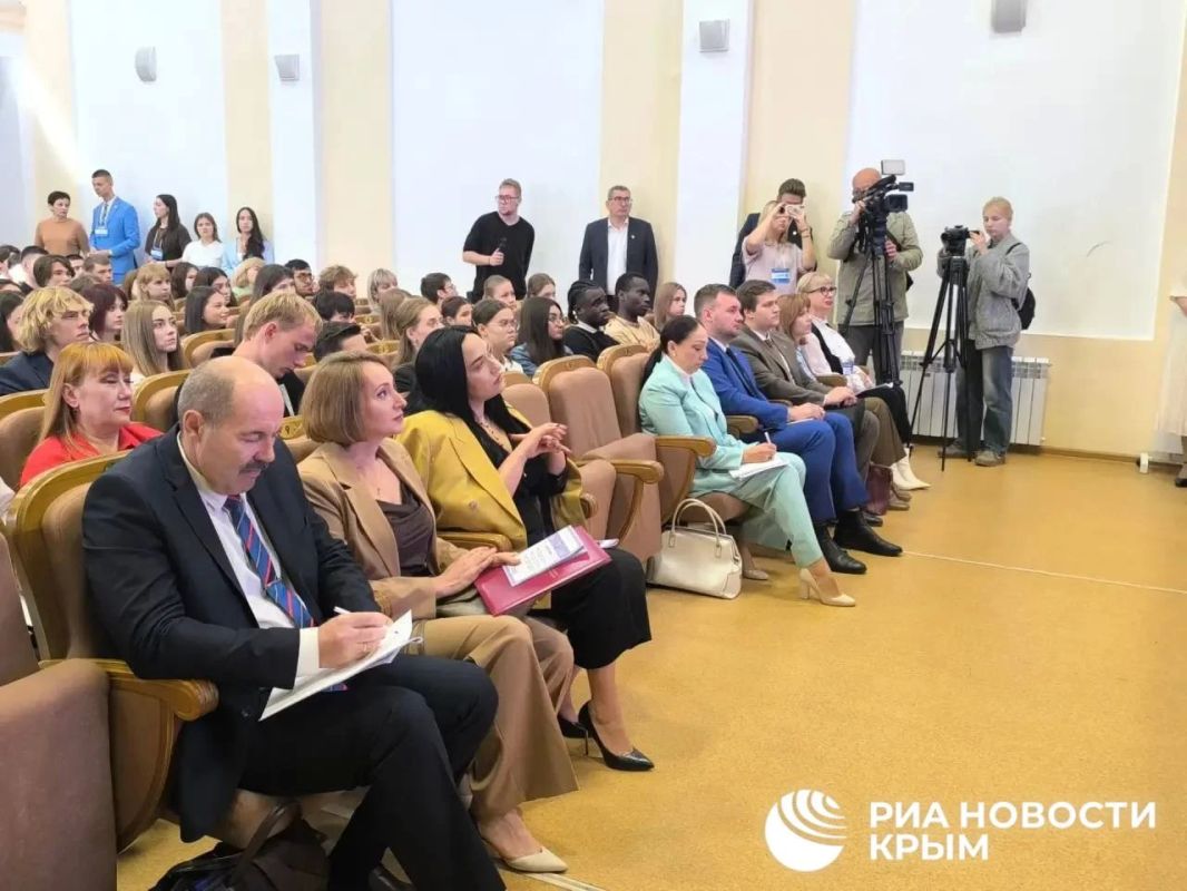 Иностранцы из 14 государств приехали в Симферополь на "Модель ООН в Крыму" Иностранцы из 14 государств приехали в Симферополь на "Модель ООН в Крыму"