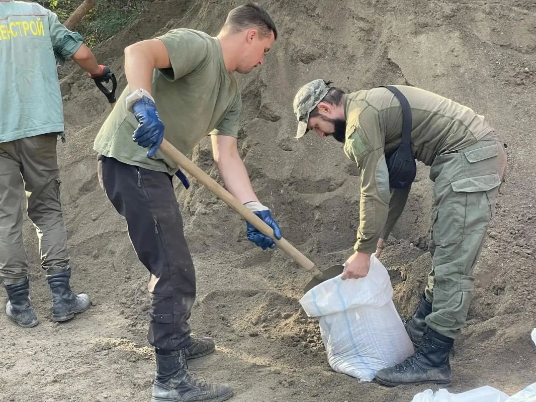 Ялтинцы продолжают сплоченно бороться со стихией Ялтинцы продолжают сплоченно бороться со стихией