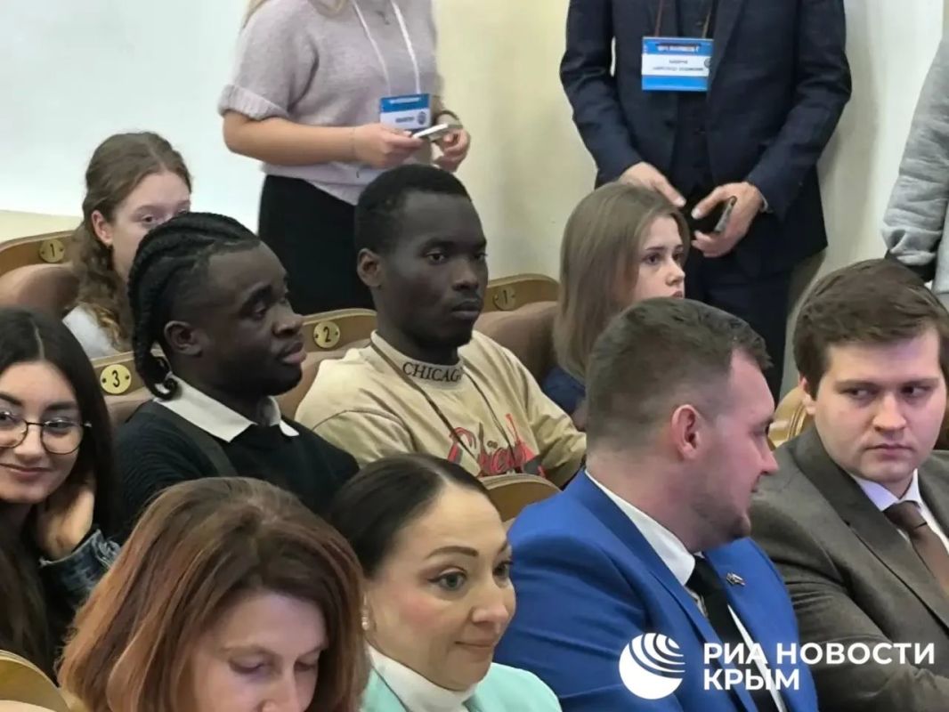 Иностранцы из 14 государств приехали в Симферополь на "Модель ООН в Крыму" Иностранцы из 14 государств приехали в Симферополь на "Модель ООН в Крыму"