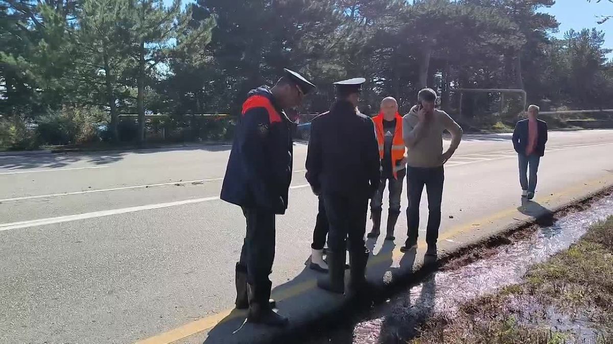 В Ялте возвели 35 временных дамб: спасатели и волонтёры борются с подтоплениями