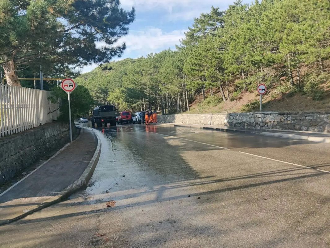 На участках автодорог Ялта — Севастополь (км 14+500 — км 15+600) и Ялта - Севастополь - Мисхор (км 0+300 — км 1+500) произошёл выход воды на проезжую часть На участках автодорог Ялта — Севастополь (км 14+500 — км 15+600) и Ялта - Севастополь - Мисхор (км 0+300 — км 1+500) произошёл выход воды на проезжую часть