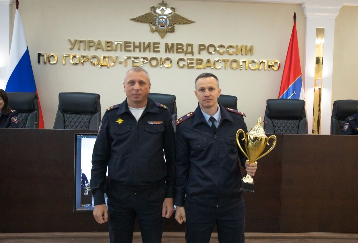 Врио начальника УМВД России по г. Севастополю полковник полиции Владислав Уткин вручил спортивные кубки победителям соревнований по плаванию и служебному биатлону Врио начальника УМВД России по г. Севастополю полковник полиции Владислав Уткин вручил спортивные кубки победителям соревнований по плаванию и служебному биатлону