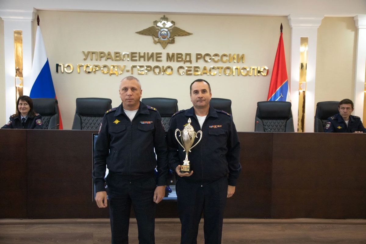 Врио начальника УМВД России по г. Севастополю полковник полиции Владислав Уткин вручил спортивные кубки победителям соревнований по плаванию и служебному биатлону Врио начальника УМВД России по г. Севастополю полковник полиции Владислав Уткин вручил спортивные кубки победителям соревнований по плаванию и служебному биатлону